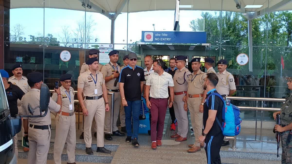 Delhi Capitals players reach Kangra airport.