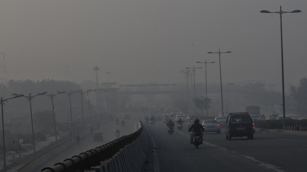 Air quality, visibility drop as winds raising dust sweep Delhi