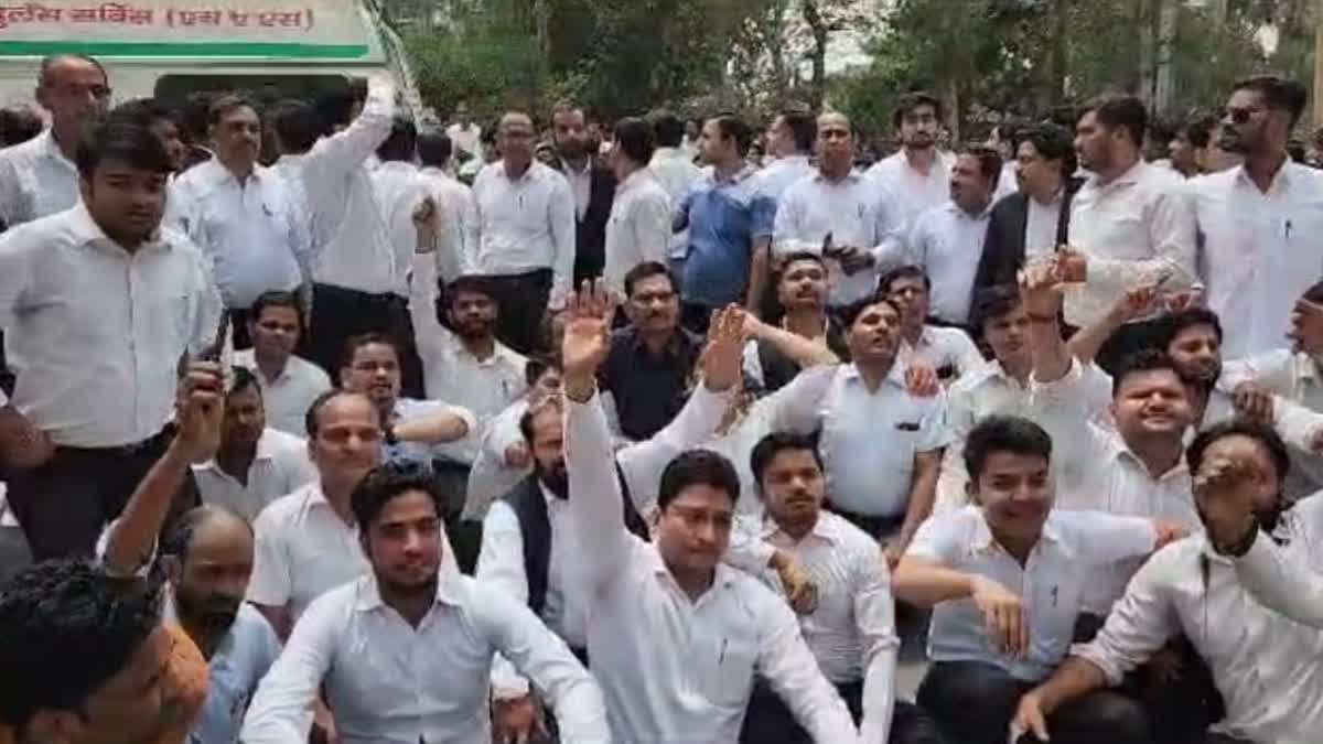 Lawyers protest in front of court against police