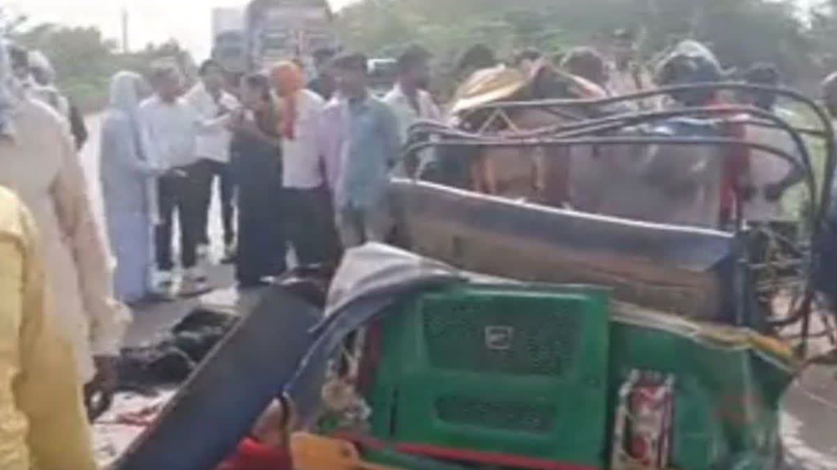 FATAL ROAD ACCIDENT IN FATEHPUR 9 PEOPLE TRAVELING IN TEMPO DIED DUE TO TANKER COLLISION