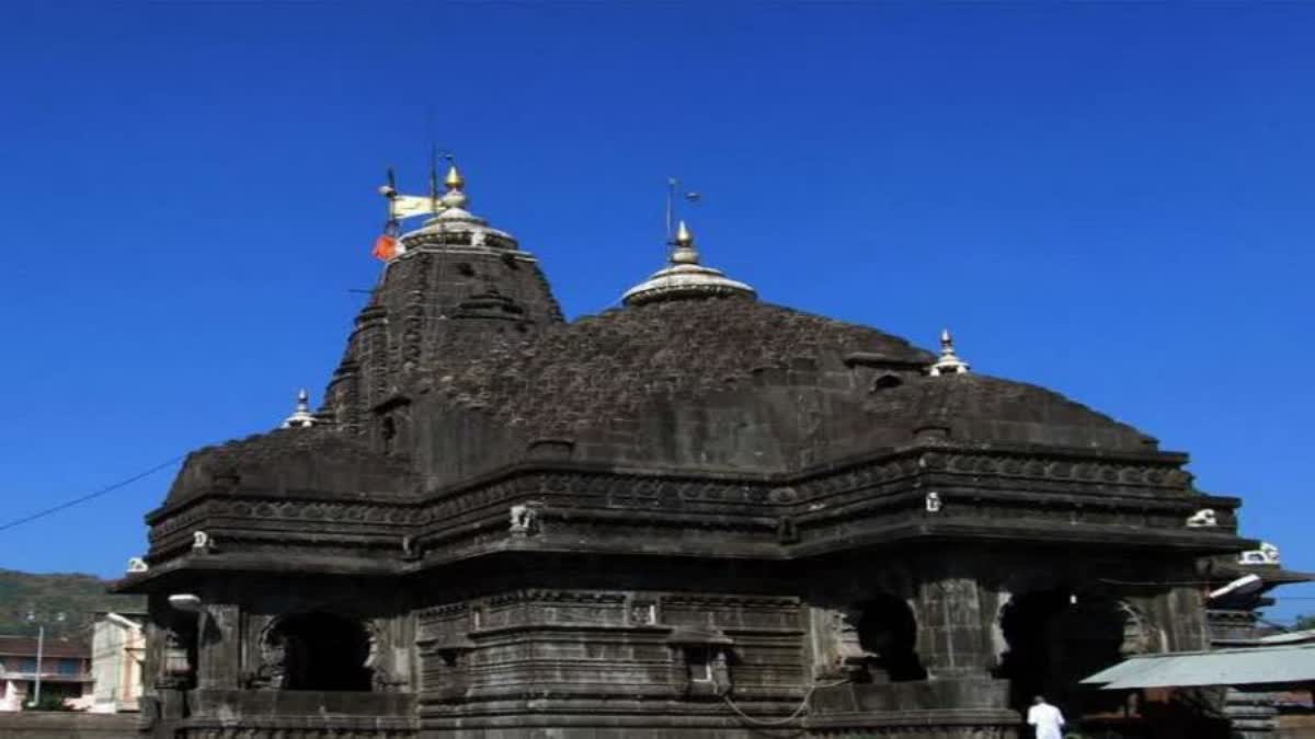Trimbakeshwar temple entry row