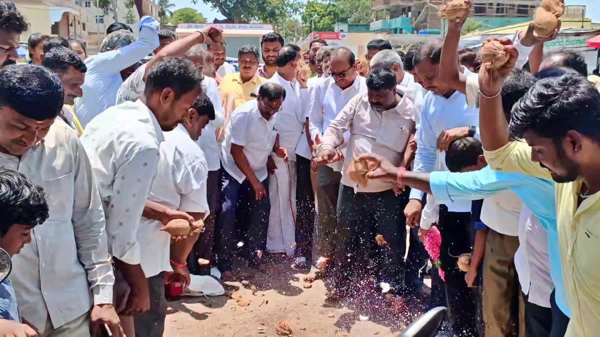 ಈಡುಗಾಯಿ ಹೊಡೆದ ಹರಕೆ ತೀರಿಸಿದ ಕಾಂಗ್ರೆಸ್​ ಕಾರ್ಯಕರ್ತರು