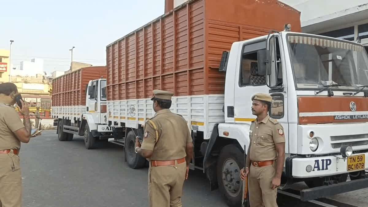 Containers with Currency  Currency middle of the road  Chennai  Containers with 535 crore rupees  Reserve Bank of India Branch  Reserve Bank  ജിപിഎസ് സംവിധാനം തകരാറിലായി  535 കോടി രൂപയുമായി പോയ കണ്ടെയ്‌നര്‍ ദേശീയപാതയില്‍  കനത്ത സുരക്ഷയൊരുക്കി പൊലീസ്  കനത്ത സുരക്ഷയൊരുക്കി പൊലീസ്  റിസര്‍വ് ബാങ്ക്  വില്ലുപുരം ജില്ല  ജിപിഎസ്‌