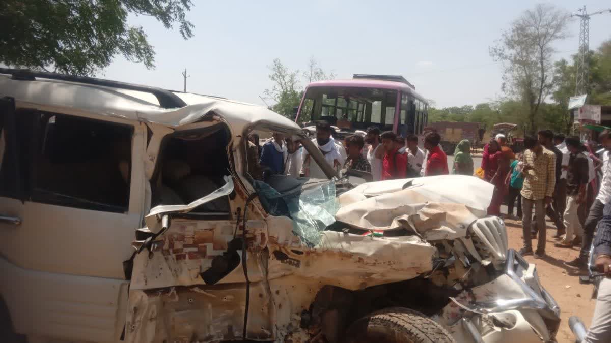 Car Collided with mini bus in Chittorgarh