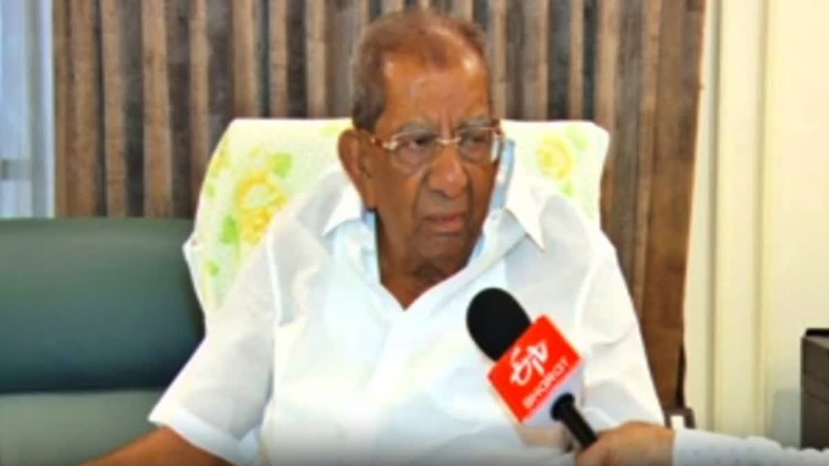 92 years old Congress MLA Shamanur Shivashankarappa demands inclusion of Jagdish Shetter into the ministry despite his poll loss citing he was instrumental in shifting Lingayat votes towards Congress