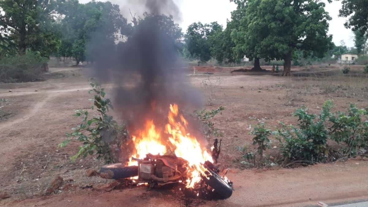 fire in moving bike in Simdega