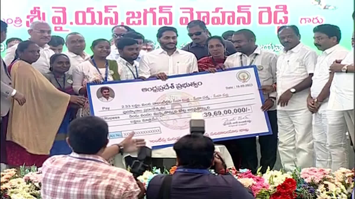 CM Jagan on Volunteer Ki Vandanam