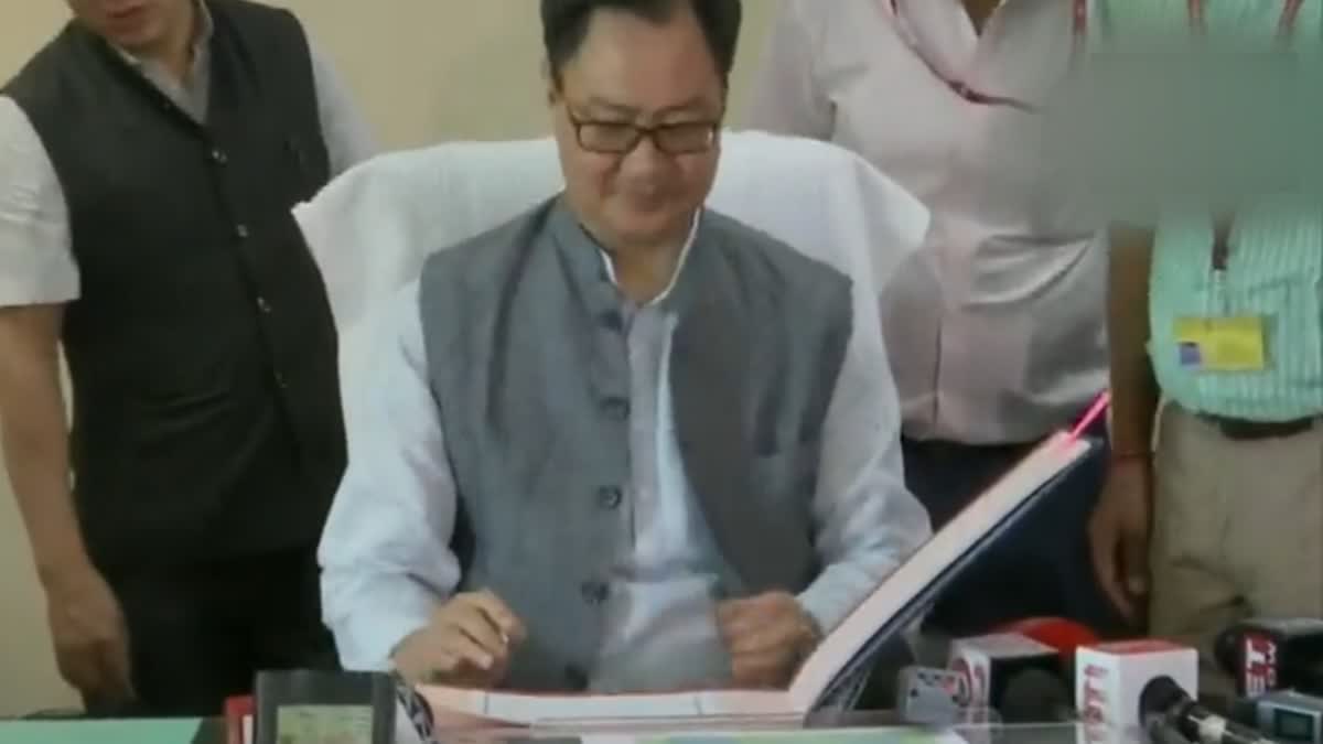 Rijiju taking charge of Earth Sciences Ministry  Rijiju took charge of Earth Sciences Ministry  Kiren Rijiju  Earth Sciences Ministry  കിരണ്‍ റിജിജു  ചുമതലയേറ്റ് കിരണ്‍ റിജിജു  ഭൗമശാസ്‌ത്ര മന്ത്രി  അർജുൻ റാം മേഘ്‌വാൾ