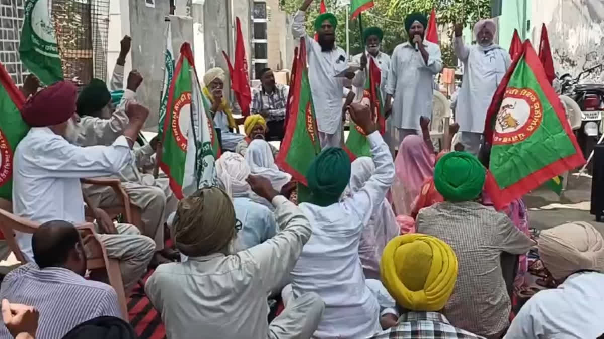 In Barnala, farmers and labor organizations stopped the attachment of the poor family's house