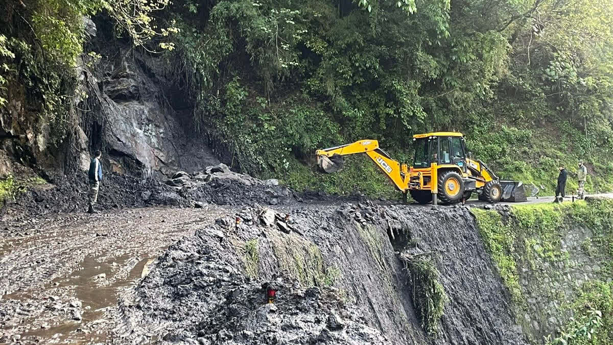 Army rescues 500 tourists stranded due to landslide in North Sikkim