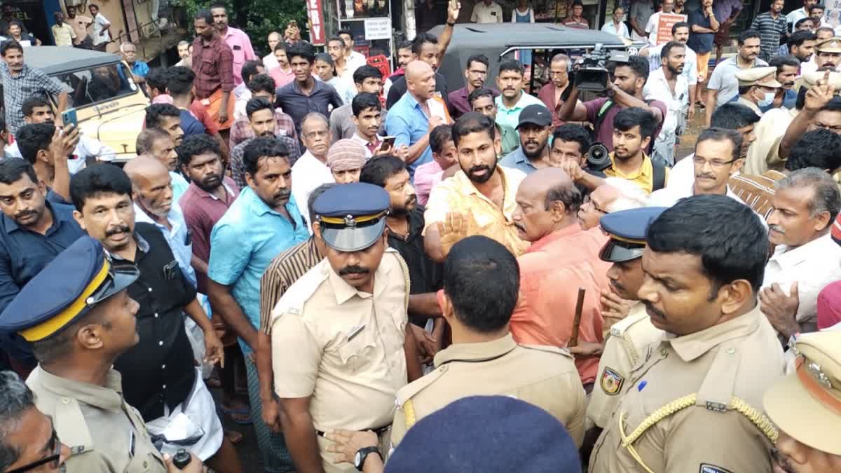 Erumely  Wild Buffalo attack  Kanamala  Police registered case against protesters  Police registered case  Wild Buffalo attack in Kanamala  എരുമേലിയില്‍ കാട്ടുപോത്ത് ആക്രമണത്തിൽ  കാട്ടുപോത്ത് ആക്രമണത്തിൽ രണ്ടുപേര്‍ മരിച്ച സംഭവം  കാട്ടുപോത്ത് ആക്രമണം  പ്രതിഷേധിച്ചവര്‍ക്കെതിരെ കേസെടുത്ത് പൊലീസ്  കേസെടുത്ത് പൊലീസ്  എരുമേലി പൊലീസ്  പൊലീസ്  കാട്ടുപോത്ത്