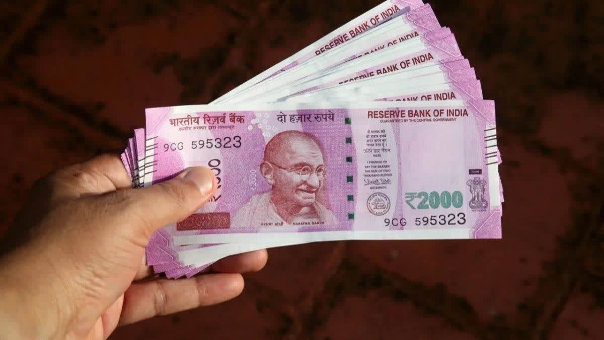 Confusion about two thousand note in bilaspur