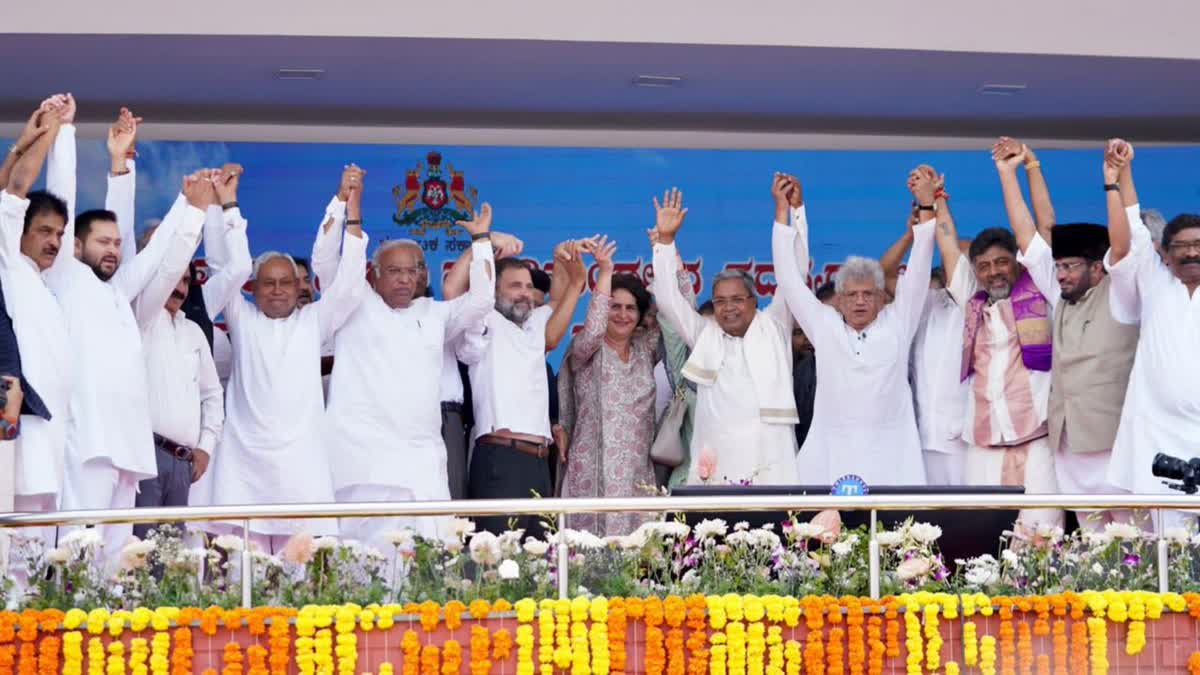 KHARGE RAHUL PAWAR AND NITISH CAME ON A STAGE IN BENGALURU TO CONVEY MESSAGE OF OPPOSITION UNITY