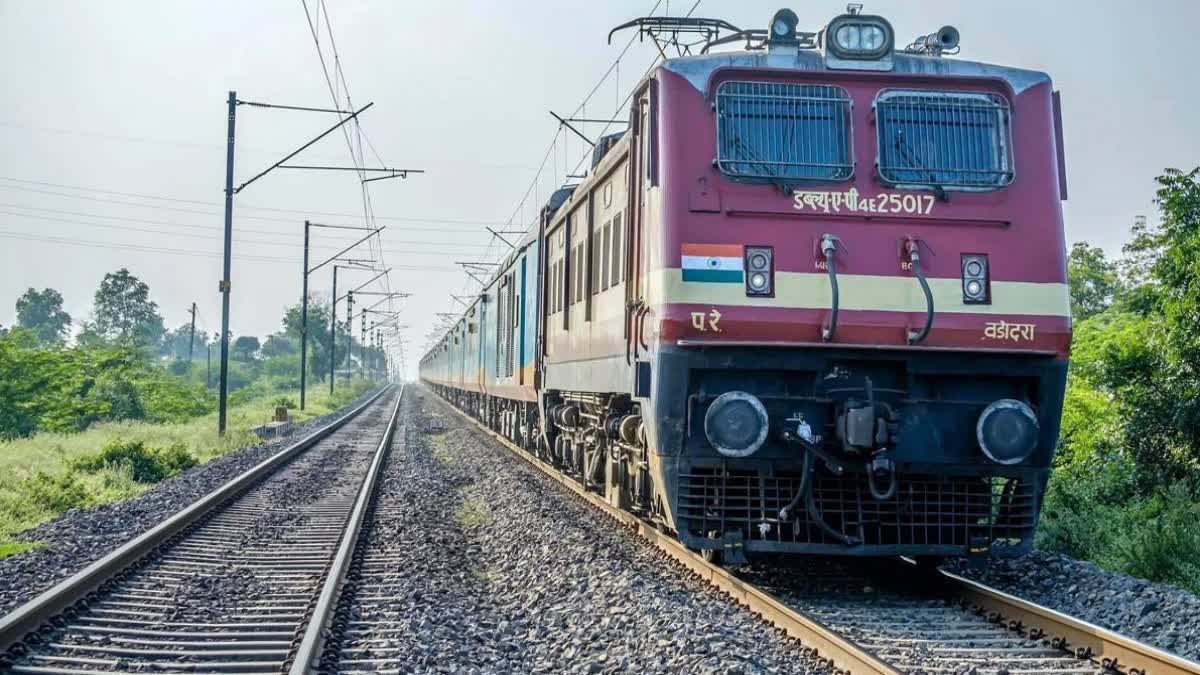 train  Train service restriction Kerala  Train service  Train service Kerala  Train service restriction  Train service suspended  ട്രെയിന്‍ സര്‍വീസുകള്‍ റദ്ദാക്കി  രീബ്‌രഥ് എക്‌സ്പ്രസ്  പരശുറാം എക്‌സ്പ്രസ്  കൊല്ലം എറണാകുളം മെമു