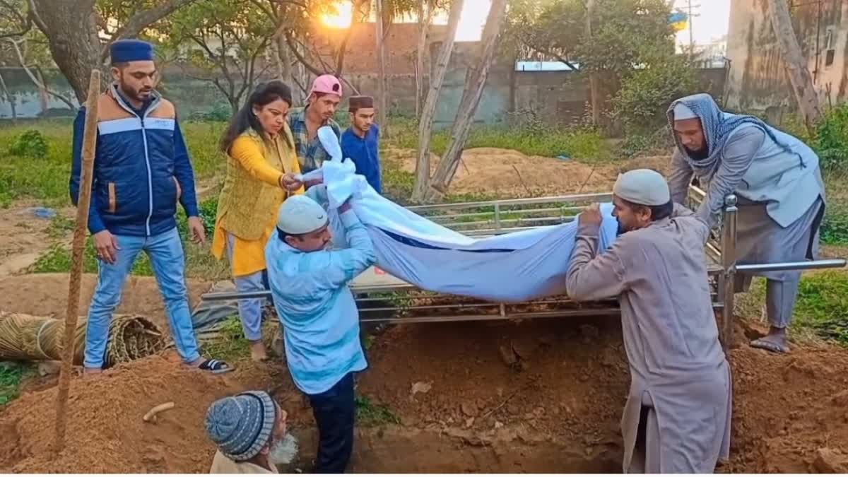 ملیے لاوارث لاشوں کی آخری رسومات ادا کرنے والی شالو سینی سے