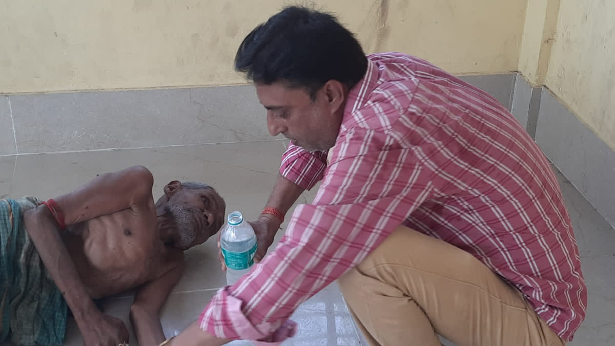 Old Man Lay Untreated in Hospital Premises ETV BHARAT