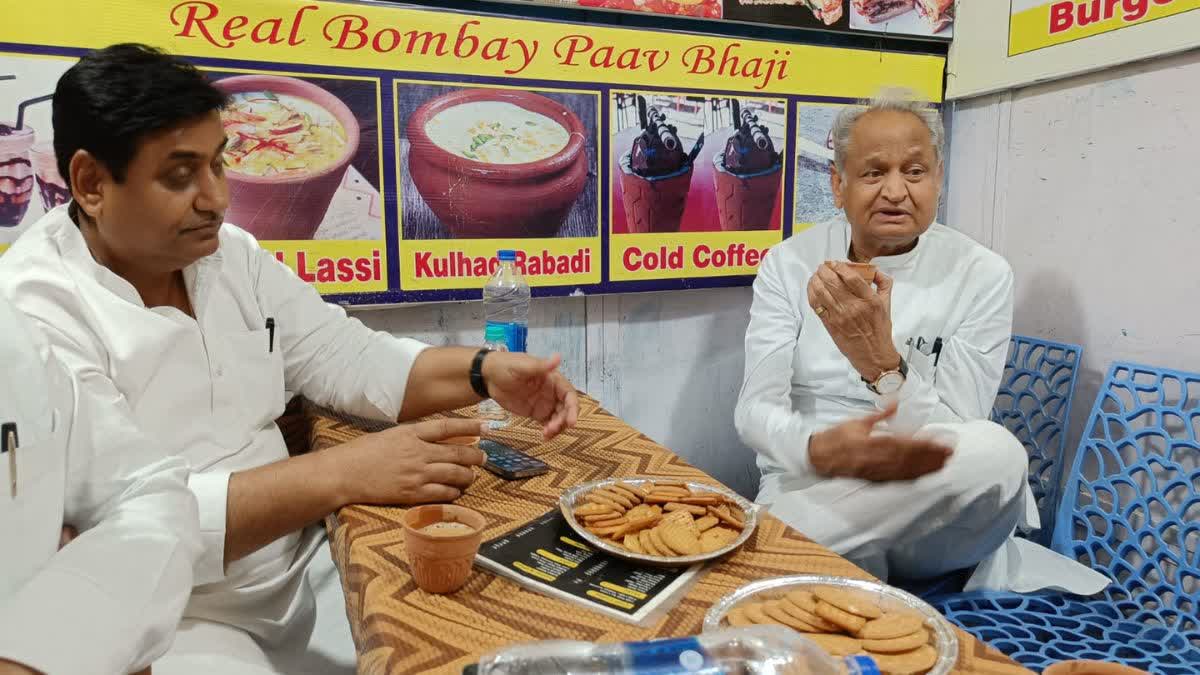 CM Gehlot had Kulhad tea in Udaipur