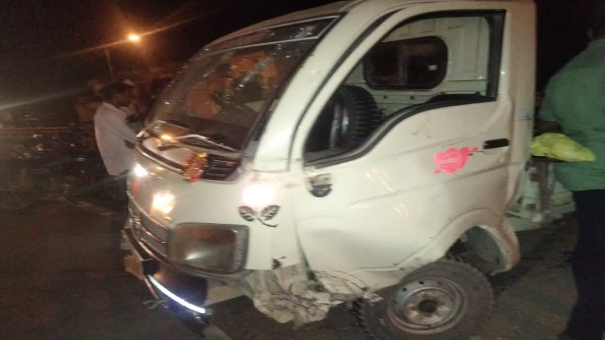 Truck collided pickup full of devotees in katni