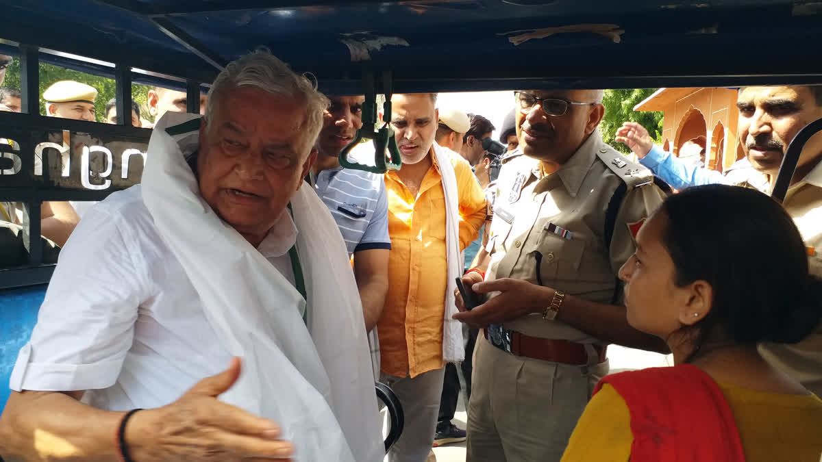 Kirodi Lal Meena reached DGP home in e rickshaw, demand to file FIR in two cases