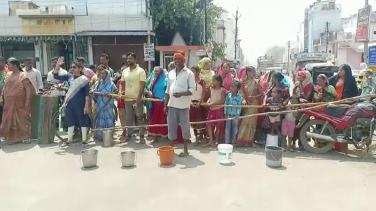 Road jam over water problem in Rajnandgaon