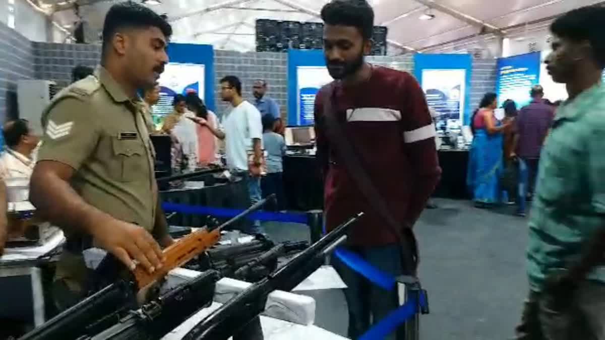 Kerala Police stall  Kerala Police  Government Second Anniversary  Government Second Anniversary celebration  അടി തടയും തോക്കുമുള്‍പ്പടെ  സ്വയം പരിചയപ്പെടുത്തി പൊലീസ്  പ്രദർശനം മേളയിലെ ശ്രദ്ധാകേന്ദ്രമായി  കേരള പൊലീസിന്‍റെ സ്‌റ്റാള്‍  കേരള പൊലീസ്  പിണറായി സർക്കാരിന്‍റെ രണ്ടാം വാർഷികം  എന്‍റെ കേരളം പ്രദർശന മേള  തിരുവനന്തപുരം  പൊലീസിന്‍റെ പ്രത്യേക സുരക്ഷ  പൊലീസ്  എന്‍റെ കേരളം