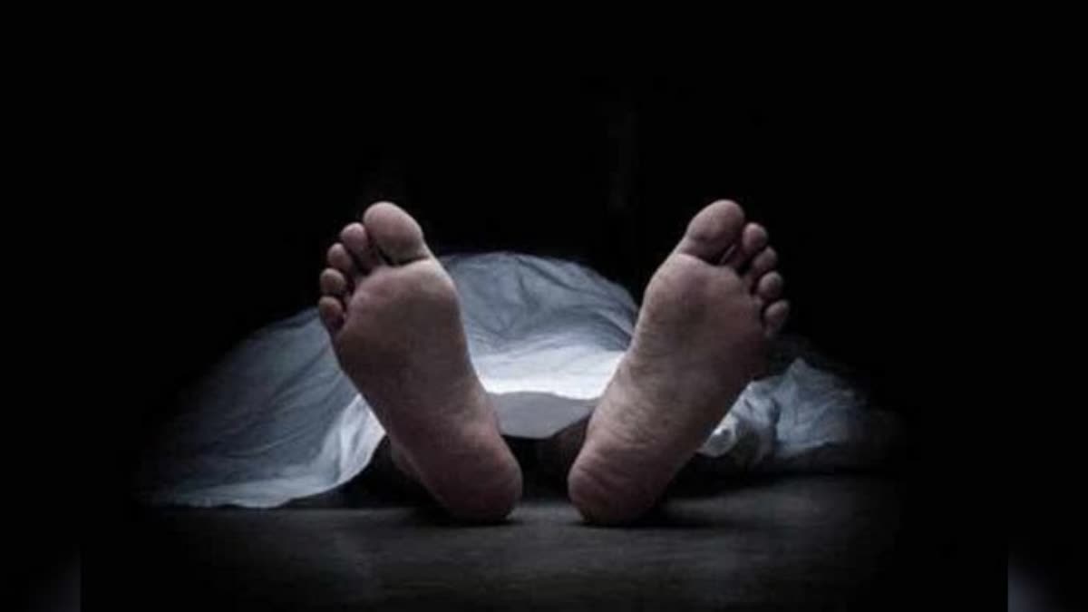 man died on bus  mysterious circumstances  babu  scarp worker  latest news in trivandrum  murder  ദുരൂഹ സാഹചര്യത്തില്‍ ആളെ മരിച്ച നിലയിൽ  കമുകിൻകുഴി സ്വദേശി ബാബു  ആക്രി  മകളെ കുത്തിക്കൊലപ്പെടുത്തി പിതാവ്  തിരുവനന്തപുരം ഏറ്റവും പുതിയ വാര്‍ത്ത  ഇന്നത്തെ പ്രധാന വാര്‍ത്ത