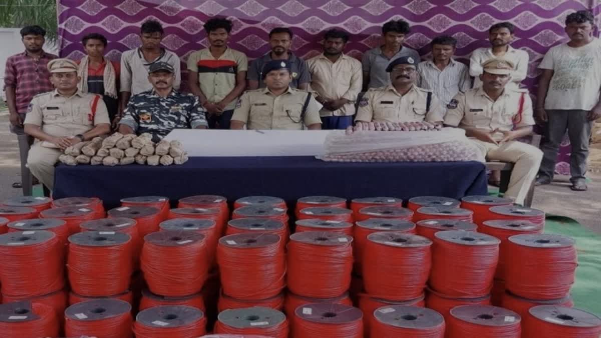 Kottagudem Police: ભદ્રડી કોટ્ટાગુડેમ પોલીસે છત્તીસગઢ તેલંગાણા સરહદે ટ્રેક્ટર ભરેલા વિસ્ફોટક સાથે દસ નક્સલીઓની ધરપકડ કરી