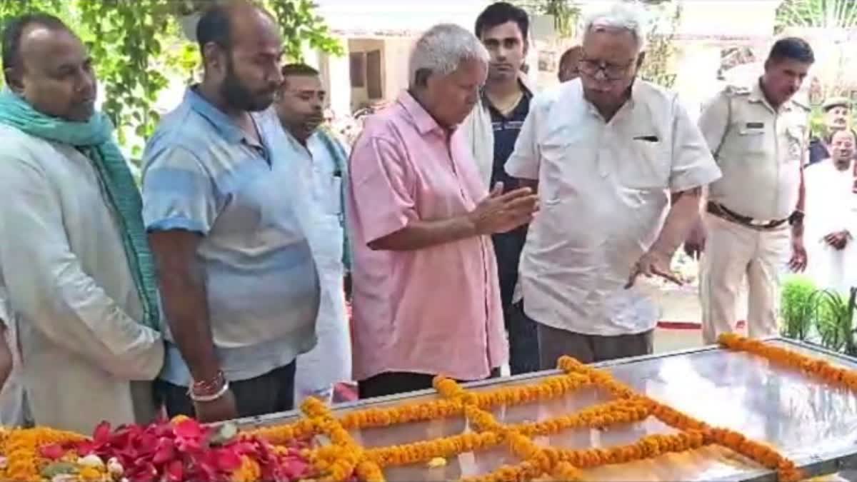 Lalu Yadav offered flowers