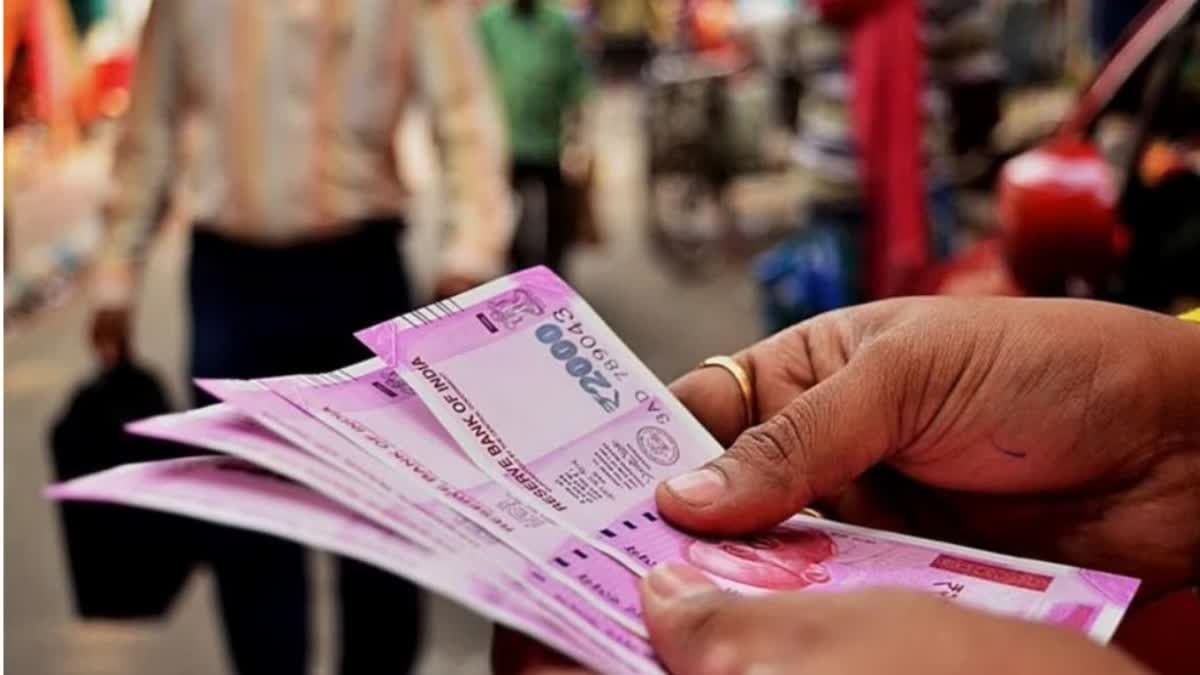 2000 Currency Note Withdrawn : 2000ની નોટ ખર્ચવા વડોદરાવાસીઓ થયાં ઉતાવળાં, બેંકોમાં શું છે સ્થિતિ જૂઓ