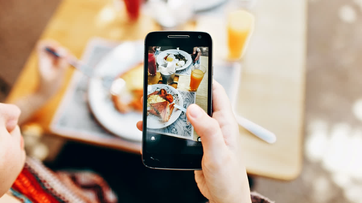 Looking at pictures of food repeatedly may help curb overeating
