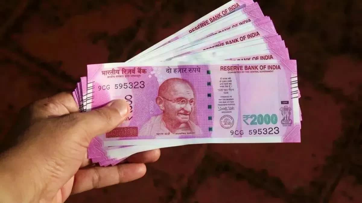 2000 note exchange process started Small queues in banks confusion over rules at people
