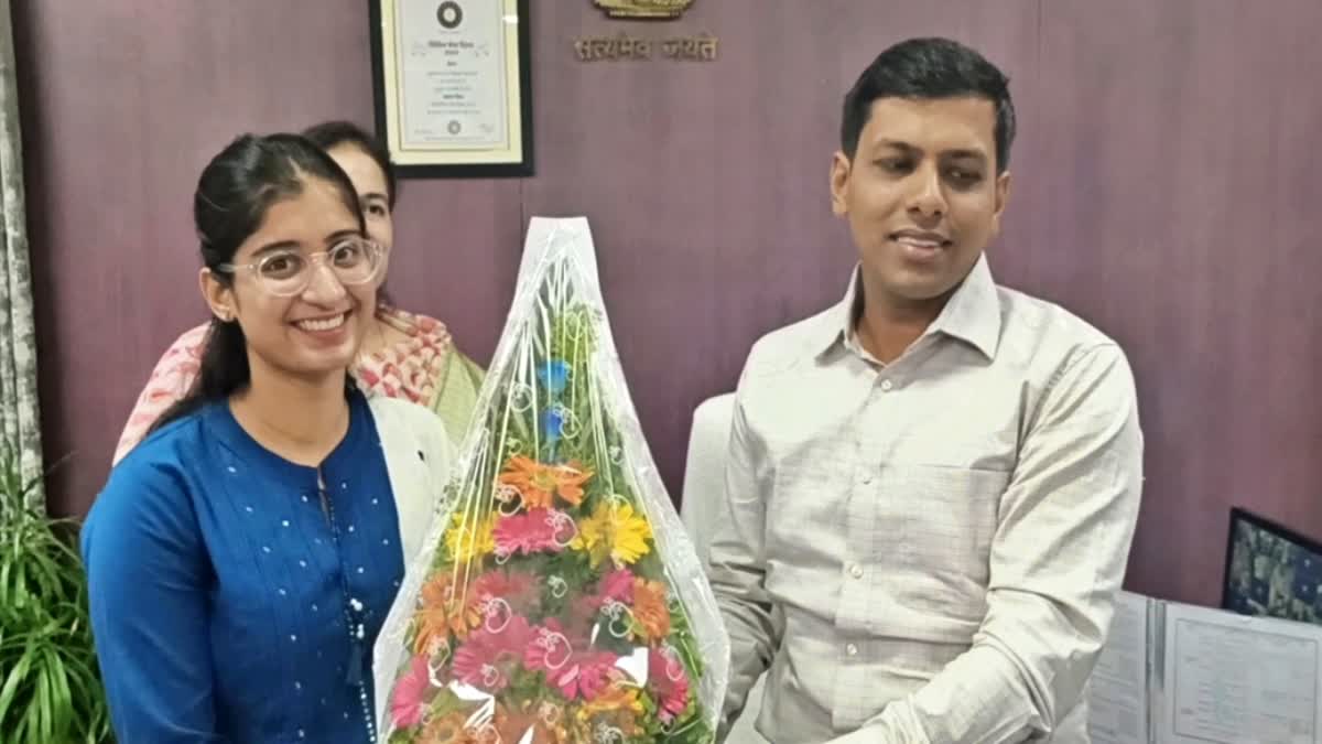 DM honored second topper garima lohiya