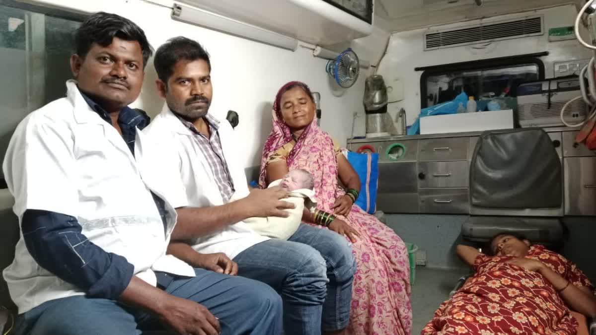 Delivery in Ambulance: Woman gave birth to baby boy