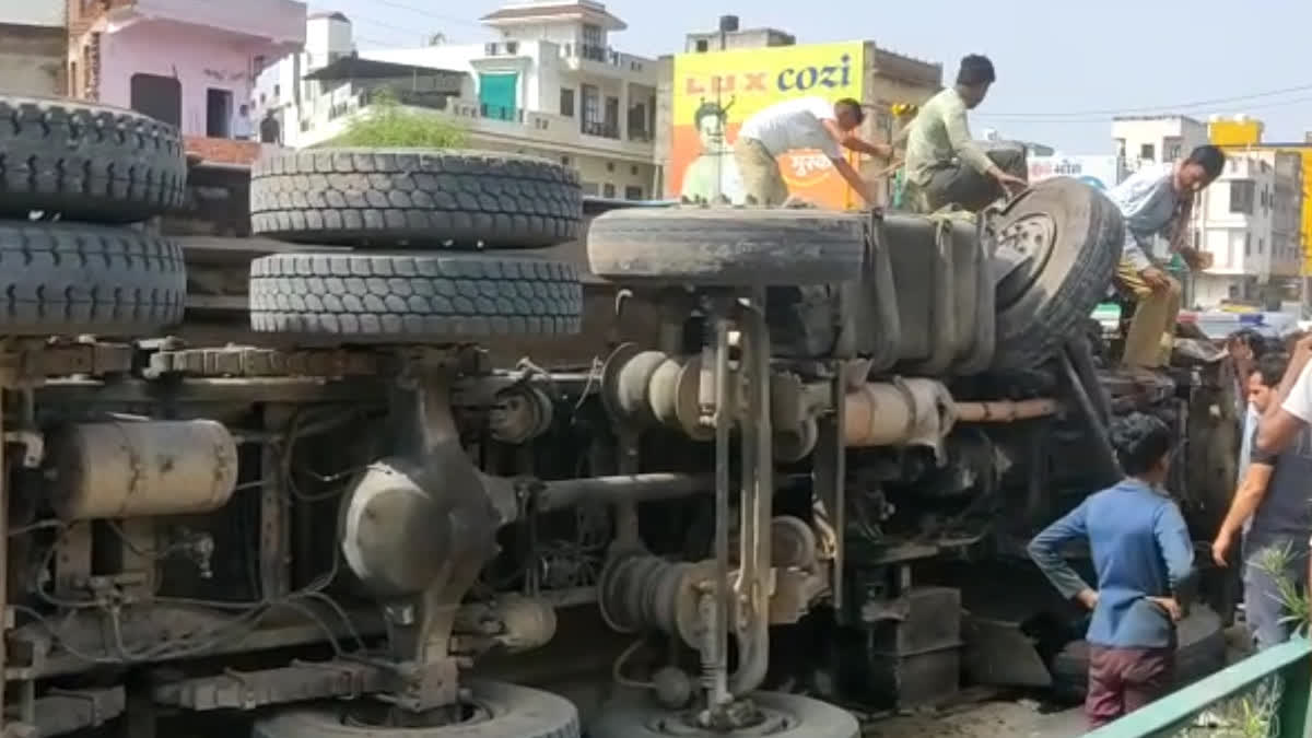 Truck accident due to sudden tyre burst in Jaipur