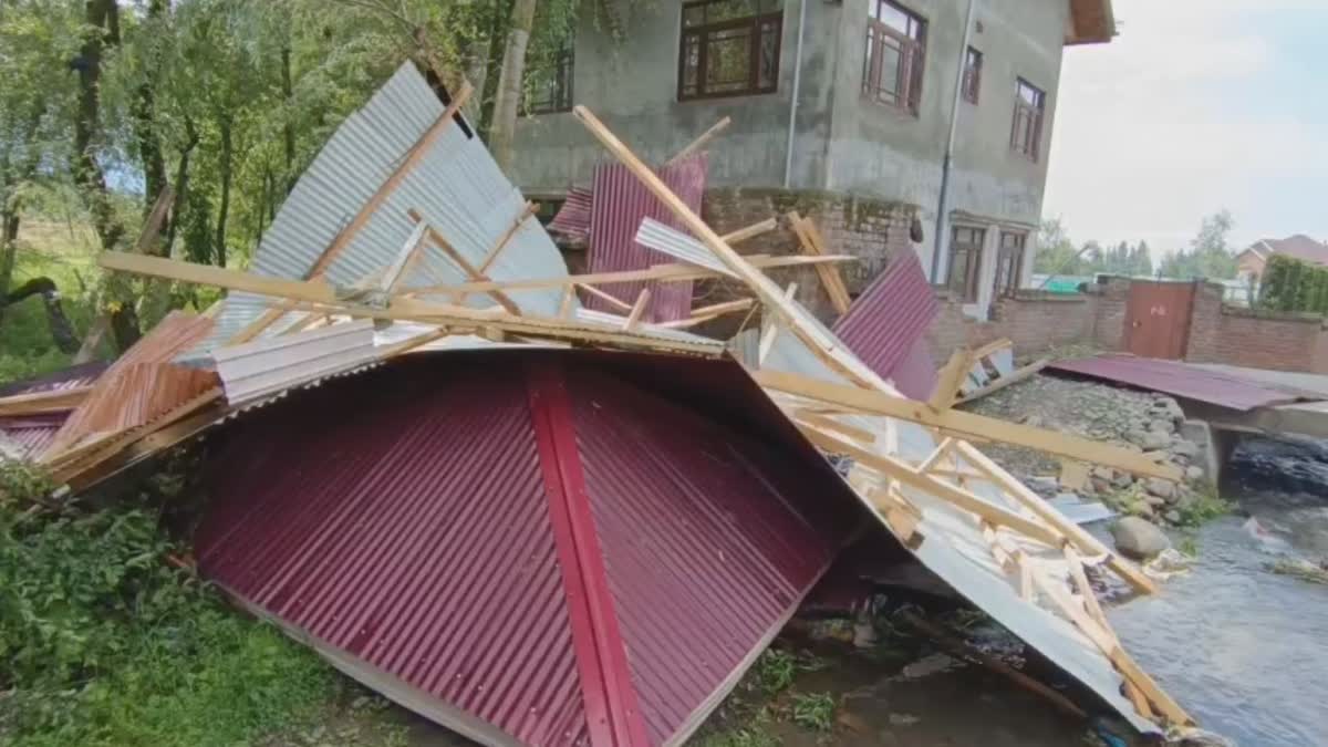 طوفانی ہواؤں سے تعمیراتی ڈھانچے تباہ، متاثرین نے کیا معاوضہ کا مطالبہ