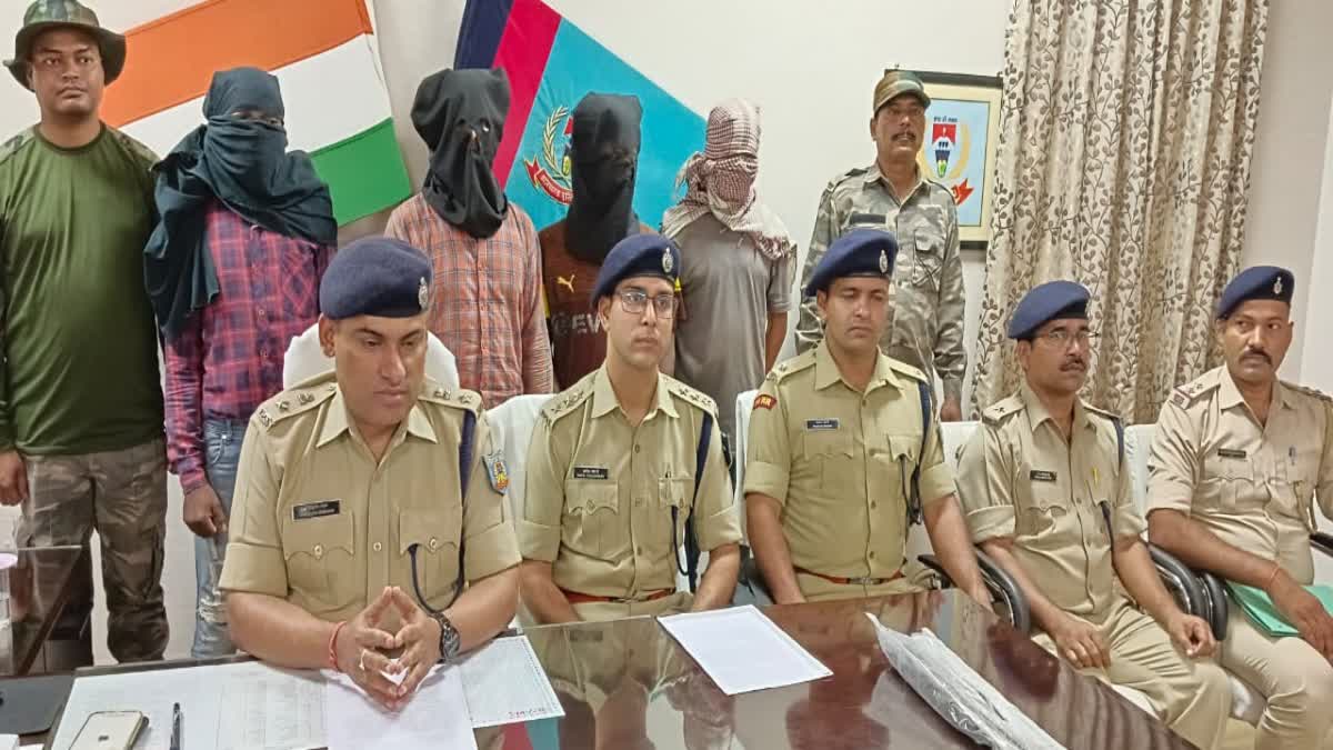 http://10.10.50.75//jharkhand/26-May-2023/jh-wes-01-chaibasa-police-arrested-4-criminals-who-demanded-levy-in-the-name-of-naxalites-byte-jh10021_26052023204548_2605f_1685114148_994.jpg