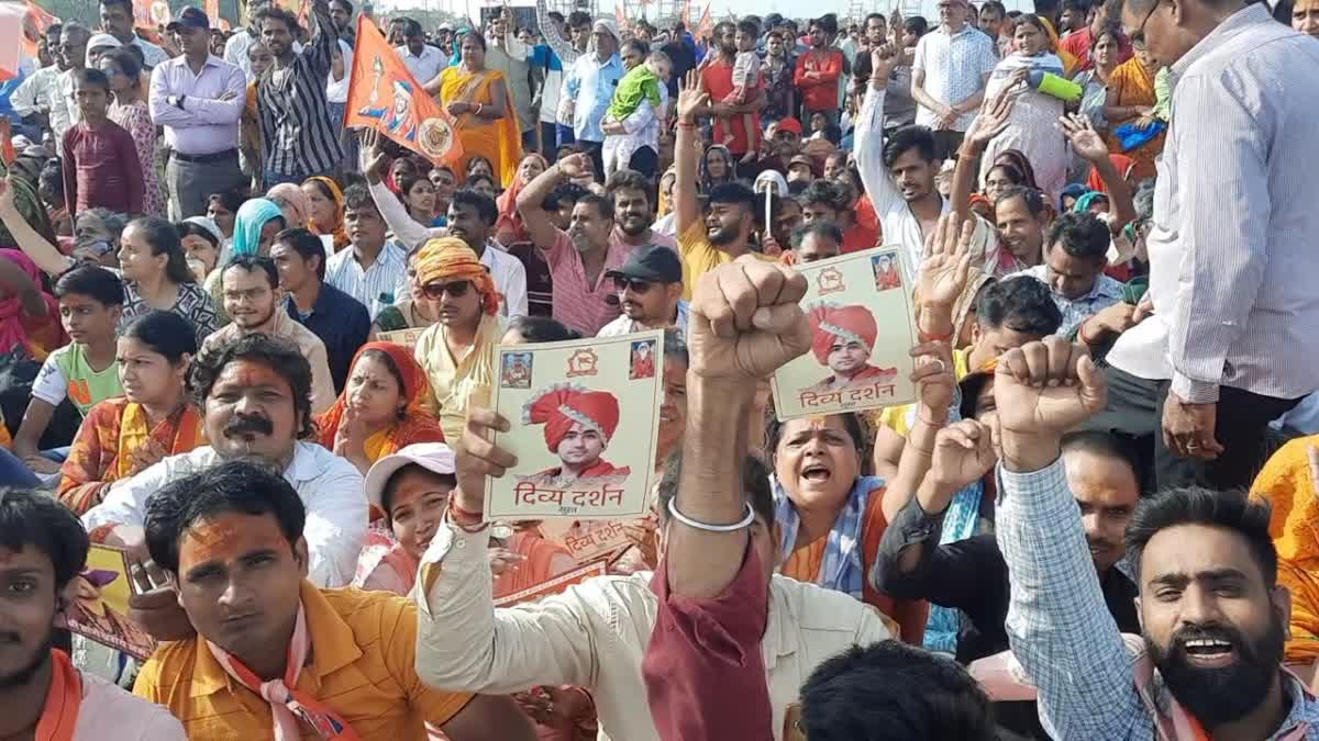 Baba Bageshwar in Gujarat: બાગેશ્વર ધામ સરકાર ધીરેન્દ્ર શાસ્ત્રી સુરતમાં,  દુર-દુરથી લોકો સુરત આવી પહોંચ્યા