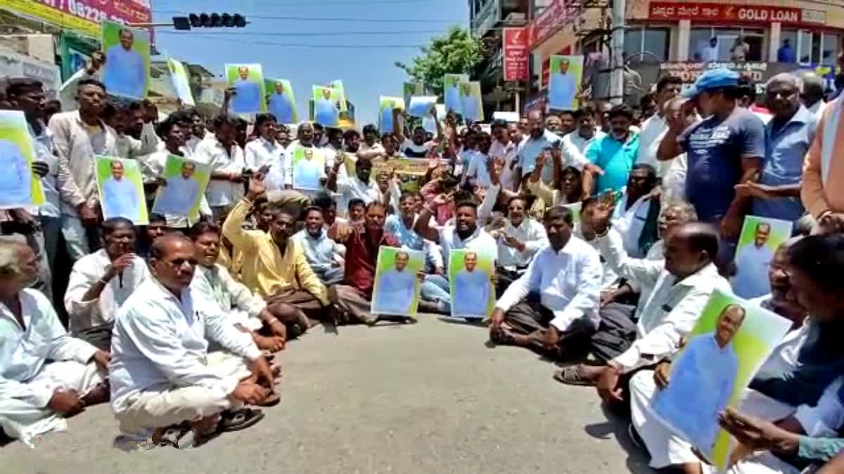 ಬೆಂಬಲಿಗರಿಂದ ಪ್ರತಿಭಟನೆ