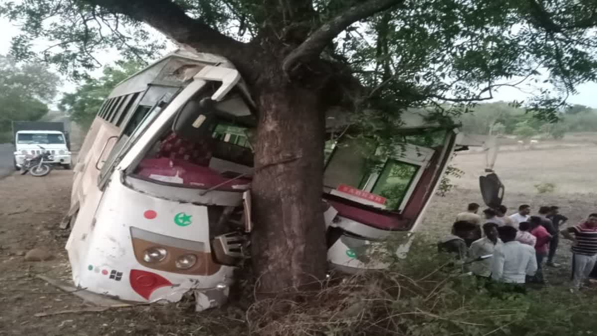 bus collided with tree in Betul