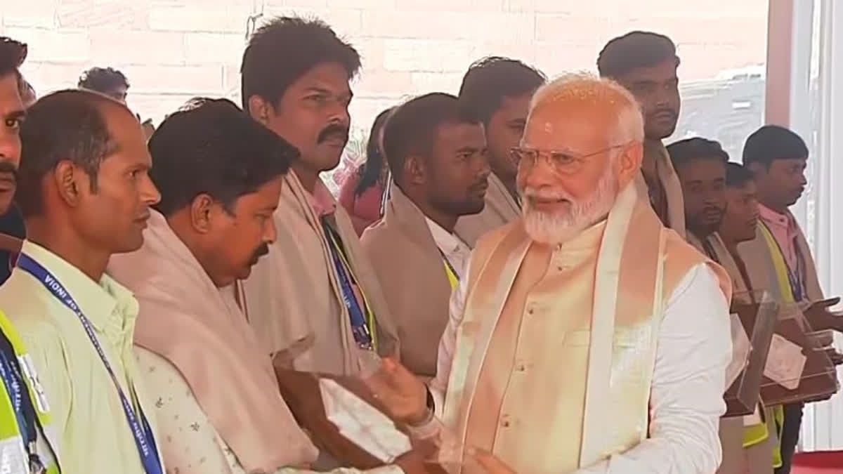 PM Modi honours workers who built new Parliament building