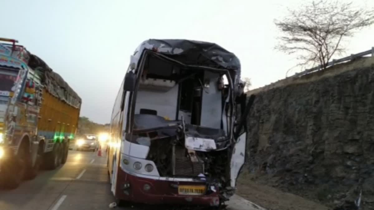 truck and bus collision in shajapur