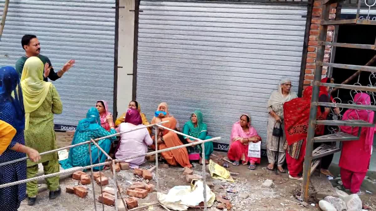 Villagers protest against liquor contract in Mattansidh in Hamirpur.