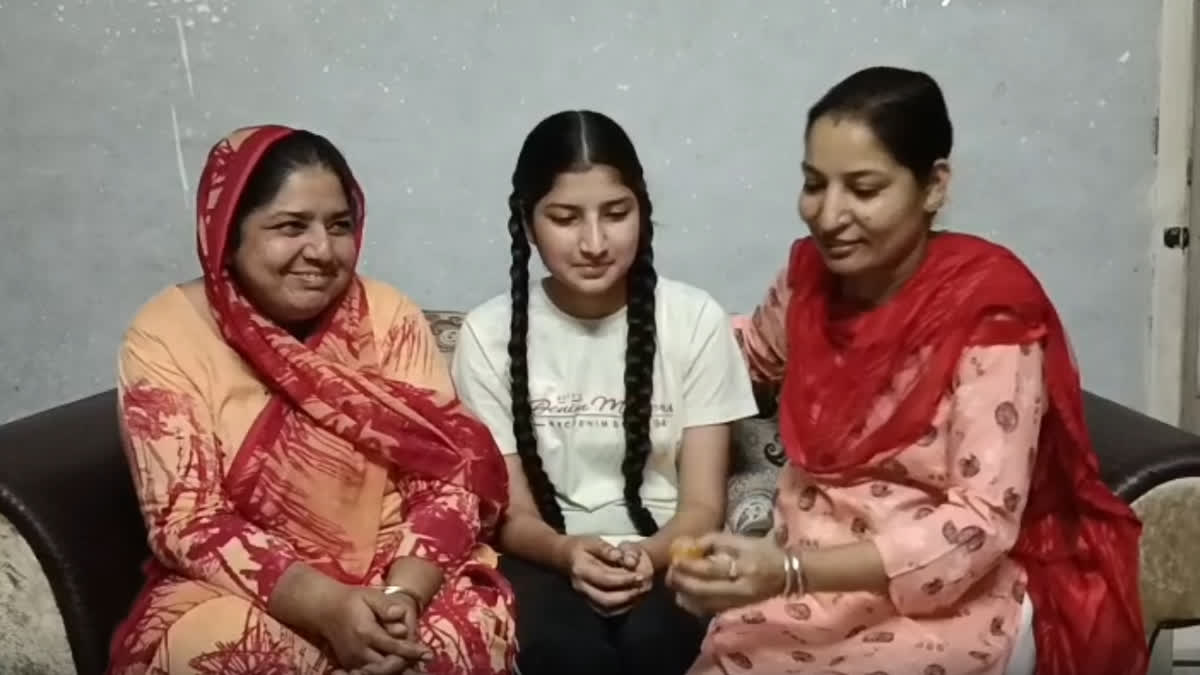 Jasmeet Kaur of Bhawanigarh won the first place in class 10 and made her parents name Roshan.