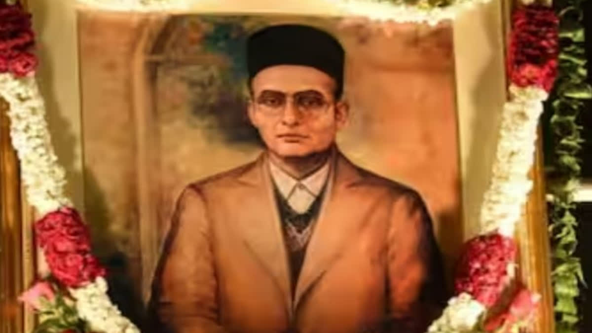 Savarkar included, Gandhi moved in Delhi University's undergraduate course