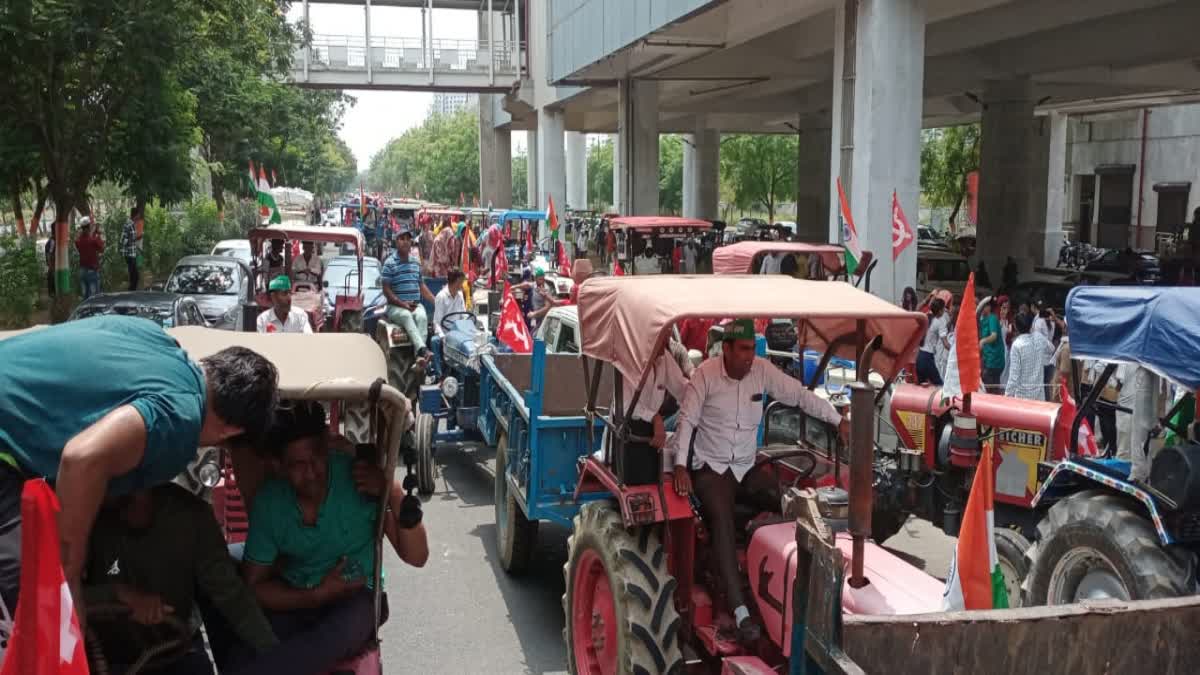 مختلف مطالبات کو لے کر نوئیڈا میں کسانوں کی ٹریکٹر ریلی