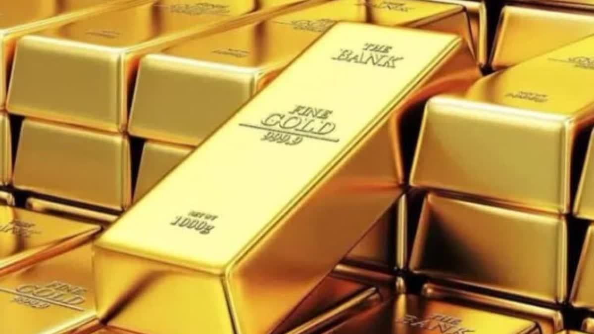 fake it officials walk away with 17 gold biscuits from hyderabad jewellery shop in Telangana