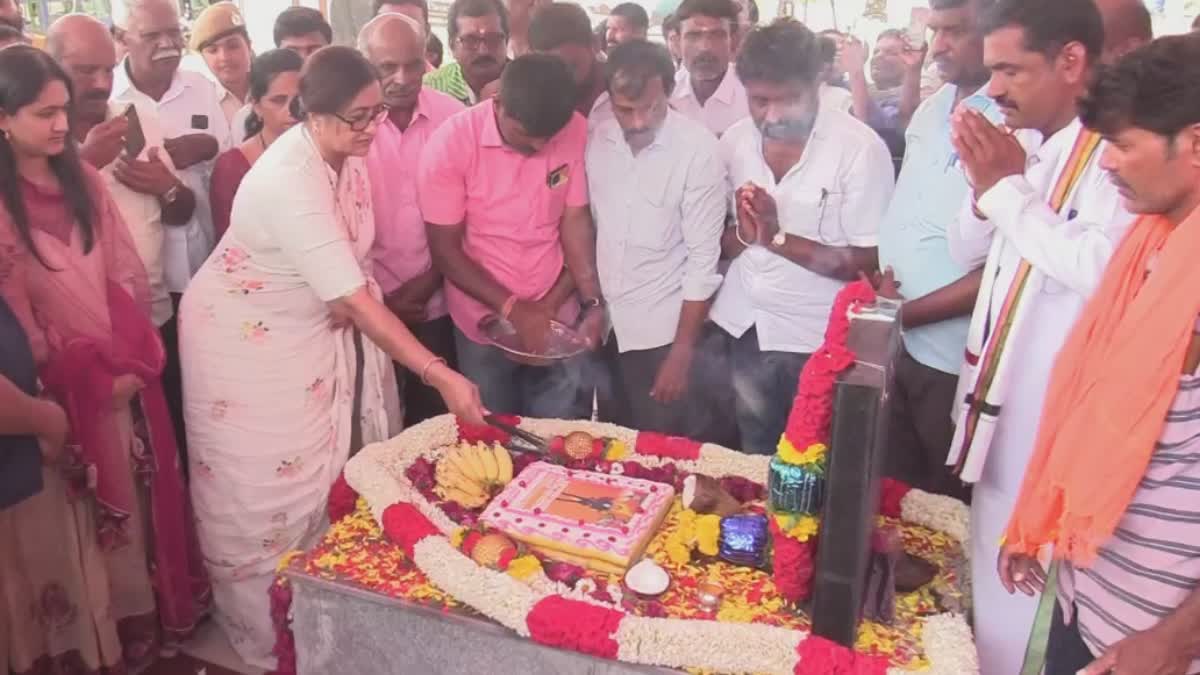 mp-sumalatha-celebrate-birthday-of-ambarish-in-mandya