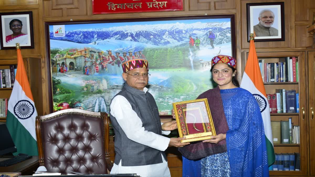 Governor honored mountaineer Baljit Kaur