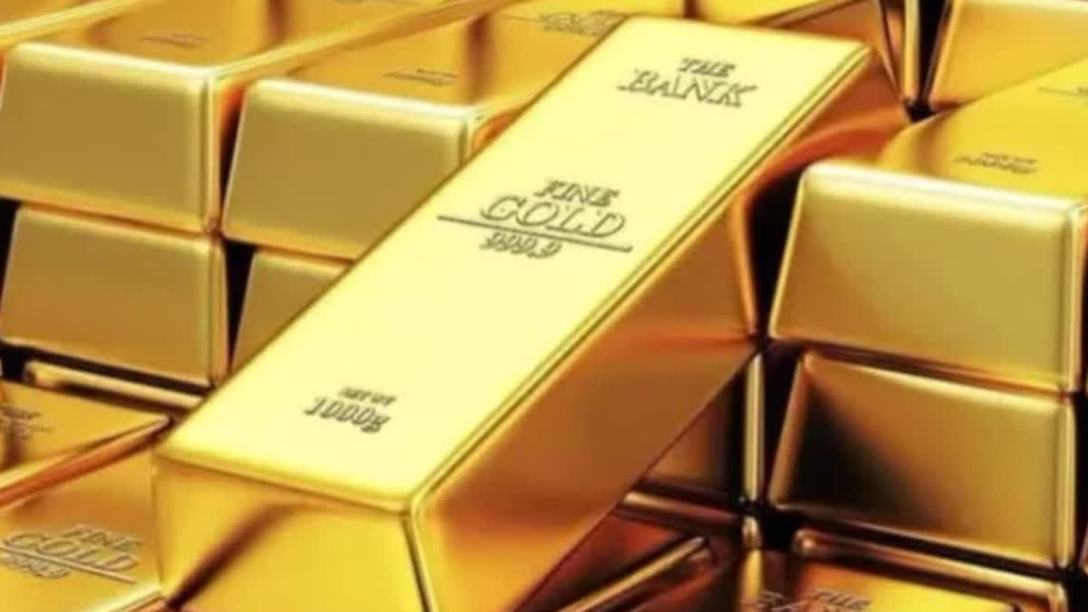 FAKE IT OFFICIALS WALK AWAY WITH 17 GOLD BISCUITS FROM HYDERABAD JEWELLERY SHOP IN TELANGANA