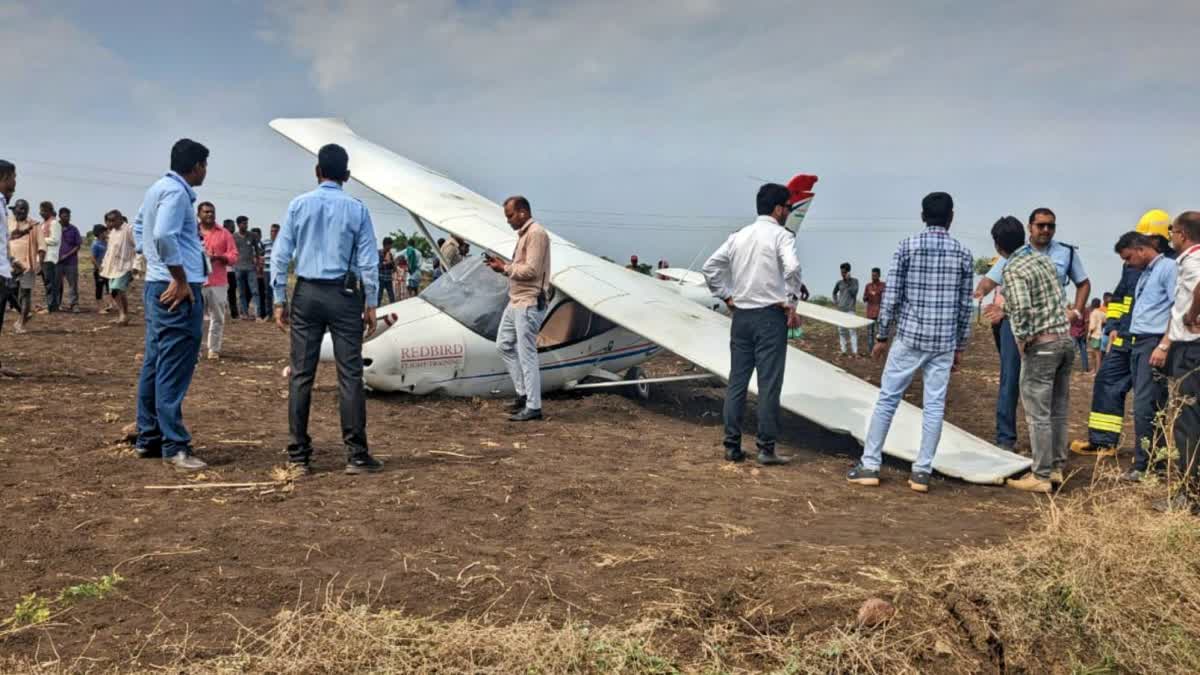 Plane emergency landing in Belagavi  Plane emergency landing  Technical error in Plane  ಬೆಳಗಾವಿಯ ಹೊರವಲಯದಲ್ಲಿ ತರಬೇತಿ ವಿಮಾನ ತುರ್ತು ಭೂಸ್ಪರ್ಶ  ತಾಂತ್ರಿಕ ದೋಷ  ತರಬೇತಿ ವಿಮಾನವೊಂದು ತುರ್ತು ಭೂಸ್ಪರ್ಶ  ಮಾರಿಹಾಳ ಪೊಲೀಸ್​ ಠಾಣಾ ವ್ಯಾಪ್ತಿ  ಯಾವುದೇ ಪ್ರಾಣ ಹಾನಿ ಸಂಭವಿಸಿಲ್ಲ